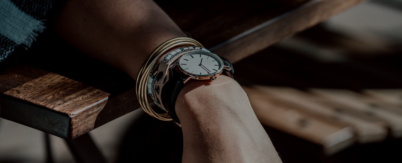 Часы и браслет на одной руке. Деревянные часы на руку мужские. Приснилось на руке часы. Приснились часы наручные. К чему снятся наручные часы на руке
